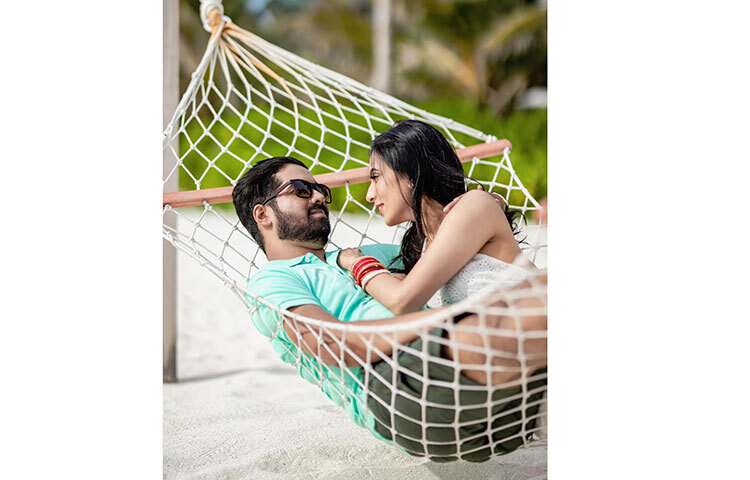 দোলনায় ঝুলে ঝুলে মিম-সনি বলছেন জীবনের কথা। ছবি: ফেসবুক