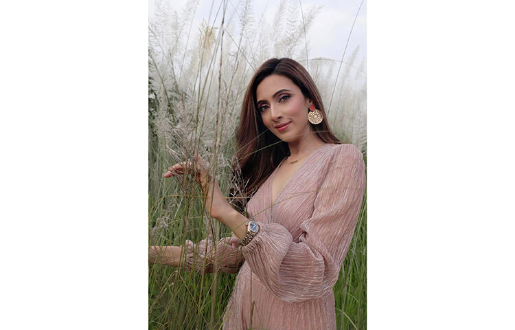 কাশবনে ফটোশুটে মিম। ছবি: ফেসবুক