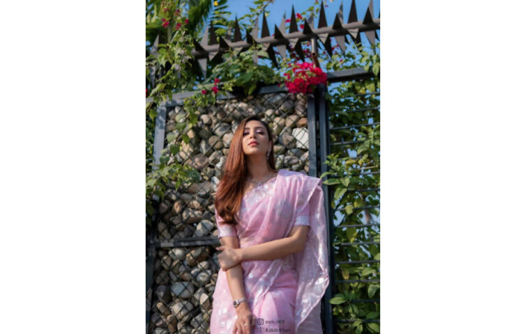 মিম আরো লেখেন, ‘তাই বছরের প্রথম দিন পরার জন্য প্রিয় গোলাপি রঙের প্রিয় জামদানী শাড়িকে বেছে নিয়েছি।’ ছবি: ফেসবুক