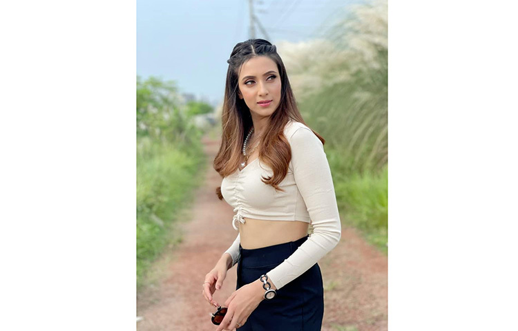 মুগ্ধ নয়নে মিম। ছবি: ফেসবুক