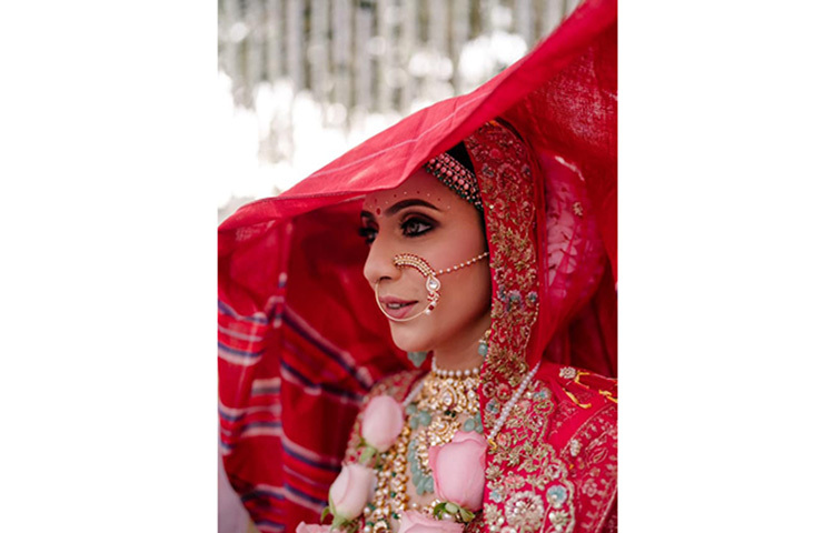 বিদ্যা সিনহা মিম গত বছর তার জন্মদিনের দিন বাগদান করেছিলেন। তার হবু বরের নাম সনি পোদ্দার। সনির বাড়ি কুমিল্লায়। পেশায় তিনি ব্যাংকার। বর্তমানে সিটি ব্যাংকে কর্মরত। ছবি: ফেসবুক