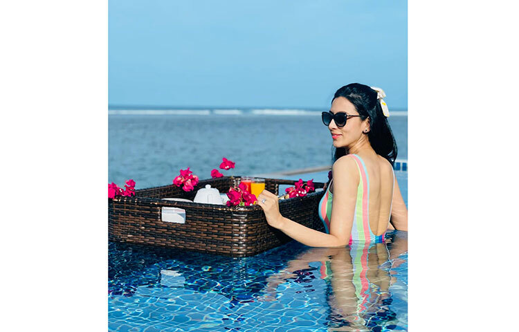 ছবি দেখে বোঝা যাচ্ছে, মালদ্বীপের সৌন্দর্য বেশ উপভোগ করছেন। ছবি: ফেসবুক