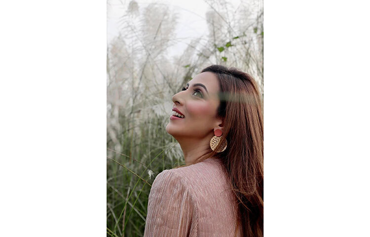 কাশবনে হাসির ঝিলিক ছড়িয়েছেন মিম। ছবি: ফেসবুক