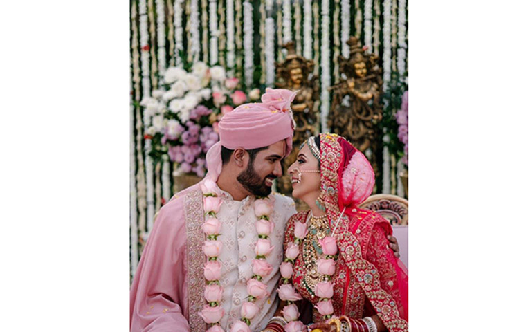 বিয়ের অনুষ্ঠানে হাস্যোজ্জ্বল মিম-সনি। ছবি: ফেসবুক