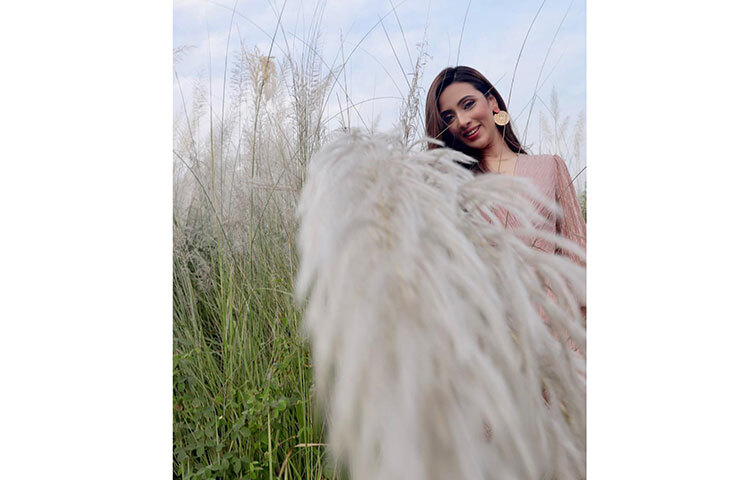 মিম কাশবনে যেন শুভ্র কাশকন্যা হয়ে এসেছেন। ছবি: ফেসবুক