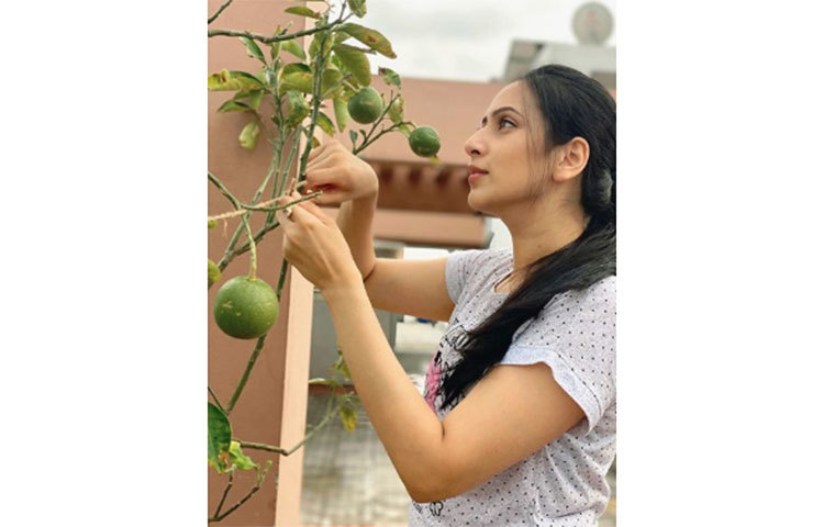 মিম যেন গাছের সাথে কথা বলছেন।