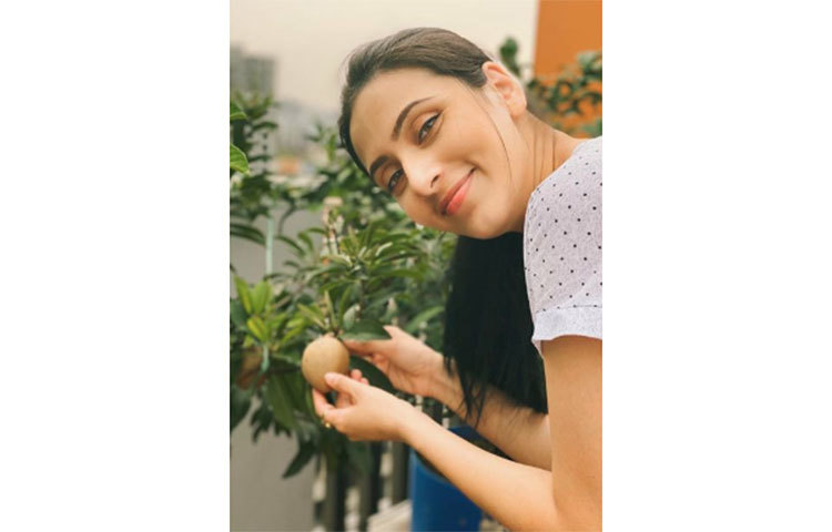 প্রকৃতির সাথে এমন সময় কাটাতে পেরে আনন্দিত মিম।