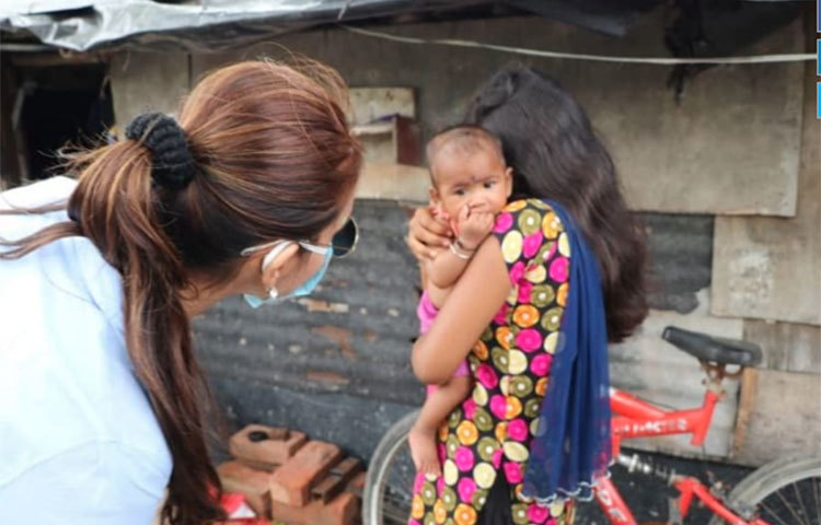 সাধারণ মানুষের সঙ্গে কথা বলার পাশাপাশি পাশে দাঁড়ালেন যারা পরিস্থিতি স্বাভাবিক করার চেষ্টা চালাচ্ছেন তাদের।