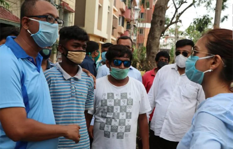 করোনা তো আছেই আমফানের প্রভাব এখনও কাটিয়ে উঠতে পারেনি শহর কলকাতা। এখনো অনেক এলাকায় বিদ্যুৎ নেই।