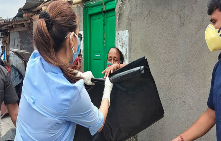 ভয়াবহ পরিস্থিতির মধ্যে রয়েছে সাধারণ মানুষ। ক্ষোভ, বিক্ষোভের ছবি ধরা পড়েছ বারবার।