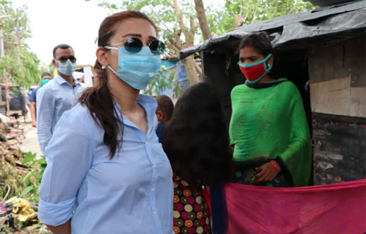 সাংসদ অভিনেতা মিমি চক্রবর্তীর অনুরোধ ‘আমাদের জন্য এই উত্তাপের মধ্যেও যারা নিরলসভাবে চব্বিশ ঘণ্টা কাজ করছেন তাদের জলের বোতল , বিস্কুট, মুড়ি, গ্লুকোজ পানি দিয়ে আপনি যদি পারেন তবে সাহায্য করুন '।