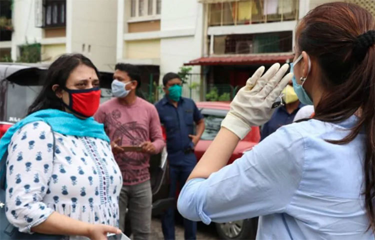 ‘পাশে থাকুন একটু, ওই মানুষ গুলোকেও সাহায্য করুন যারা বিদ্যুৎ ঠিক করতে এবং গাছ কাটতে আসছেন’- বলেন মিমি।