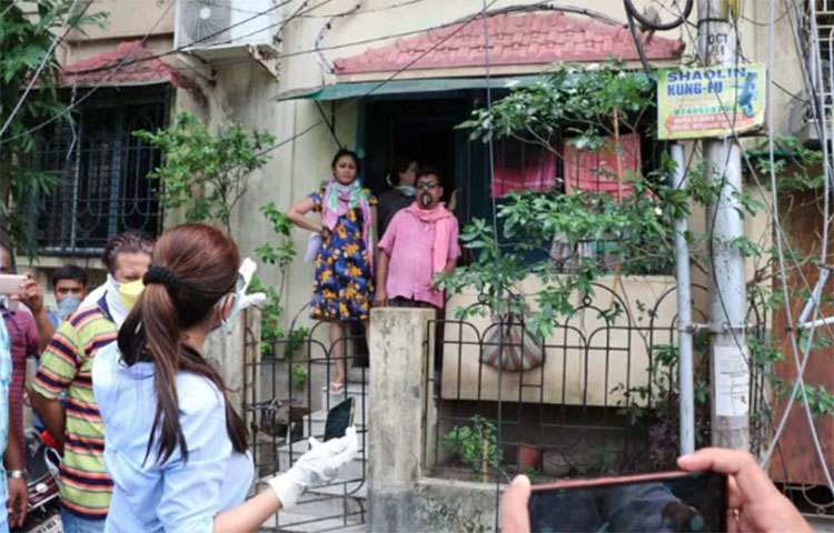 'আপনাদের একটু সহযোগিতা পেলে ওরাও কাজটা তাড়াতাড়ি করবে , ওদের সঙ্গে কোনোরকম ঝামেলা করবেন না, আপনাদের কাছে অনুরোধ করছি।’ এমনই ছিল মিমির বার্তা।