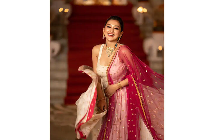 সদ্য মুক্তি পেয়েছে মিমির পূজার গান। মিমির ইউটিউব চ্যানেলে শোনা যাচ্ছে এই গান। মিউজিক ভিডিওতে নাচও করেছেন মিমি। ছবি: সংগৃহীত