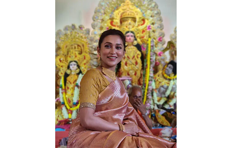 সোশ্যাল মিডিয়ায় পূজার নিয়মিত ছবি শেয়ার করছেন মিমি। ছবি: সংগৃহীত