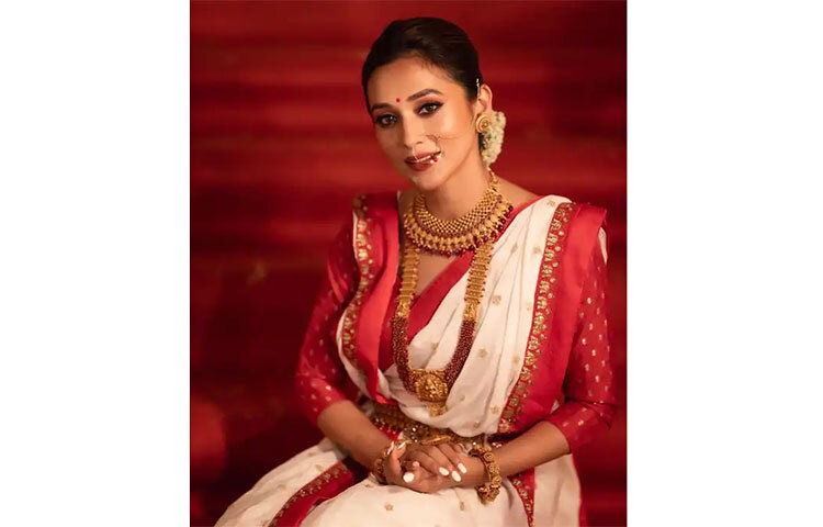 আবাসনের পূজা উদ্বোধন করেছেন মিমি। আর সেই পূজাতেই অষ্টমীর অঞ্জলি দিয়েছেন তিনি। ছবি: সংগৃহীত