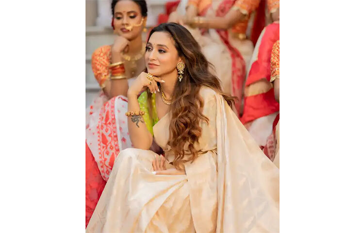 শুধু তাই নয়, পূজায় অঞ্জলি দিতে আসা সবার সঙ্গে আনন্দ করেছেন তিনি। ছবি: সংগৃহীত