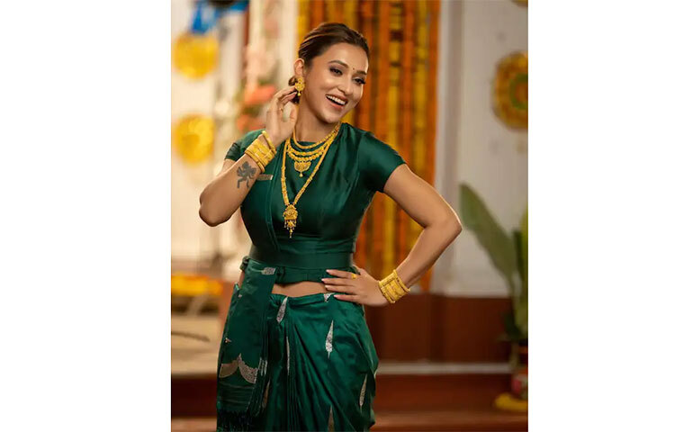 পূজার সময় ভারতীয় তৃণমূল সংসদ সদস্য প্রায়ই ধরা দেন ঘরের মেয়ে হয়ে। এই সময়টা কসবার আবাসনের পূজায় সময় কাটান তিনি। ছবি: সংগৃহীত