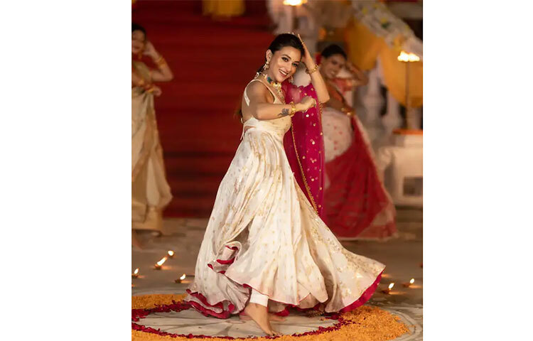 জলপাইগুড়ির বাড়ি থেকে আসেন বাবা-মা। এই আবাসনেই ধুনুচি নাচের তালে মেতে উঠতে দেখা যায় অভিনেত্রীকে। ছবি: সংগৃহীত