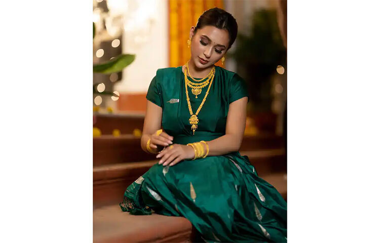 গাঢ় সবুজ শাড়ি আর সোনার গয়নায় সেজেছেন মিমি। তার এই সাজ নজর কেড়েছে ভক্তদের। ছবি: সংগৃহীত