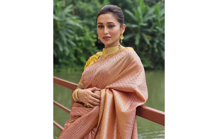 আজ অষ্টমীর সকালে মিমি বেছে নিয়েছিলেন হালকা গোলাপি ও রুপালি কারুকাজের শাড়ি। সঙ্গে ভারি সোনার গয়না পরেছিলেন মিমি। ছবি: সংগৃহীত