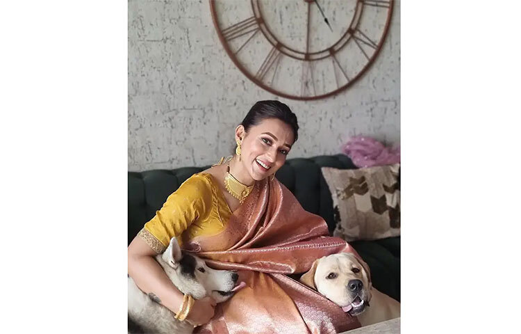 চুলে আলগা খোঁপা ও হালকা মেকআপেই মিমি অনন্যা। দুই পোষ্যকে নিয়েও ছবি তুলেছেন তিনি। ছবি: সংগৃহীত