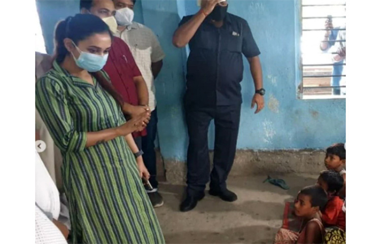 একদিকে করোনায় দিশেহারা ভারতের মানুষ। কোনো কোনো রাজ্যে চলছে লকডাউন। এরমধ্যেই থাবা বসিয়েছে ঘূর্ণিঝড় ইয়াস। ইয়াসে বিপর্যস্ত হয়েছে বহু মানুষের জীবন। ত্রাণ শিবিরে আশ্রয় নিয়েছেন বহু মানুষ। এবার নিজের এলাকার মানুষের পাশে দাঁড়ালেন সাংসদ-অভিনেত্রী মিমি চক্রবর্তী। ছবি: সংগৃহীত