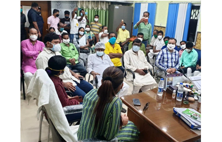 টুইটারে মিমি এই ছবি শেয়ার করেছেন। তিনি জানিয়েছেন এই দুর্যোগের পর তিনি ও তার দল মানুষের পাশে আছে। নিজের এলাকার মানুষের সঙ্গে দেখা করেন তিনি। আগামী কর্মসূচি নিয়ে দলের কর্মীদের সঙ্গে বৈঠক করেন। ছবি: সংগৃহীত