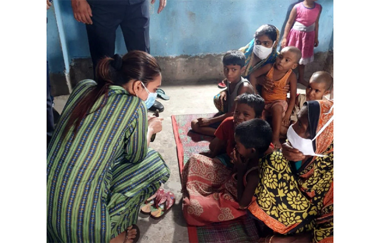 রিলিফ সেন্টারে গিয়ে সব কিছু খতিয়ে দেখেন মিমি। সেখানে আসা দুর্গত মানুষের সাথে কথা বলেন তিনি। ছবি: সংগৃহীত