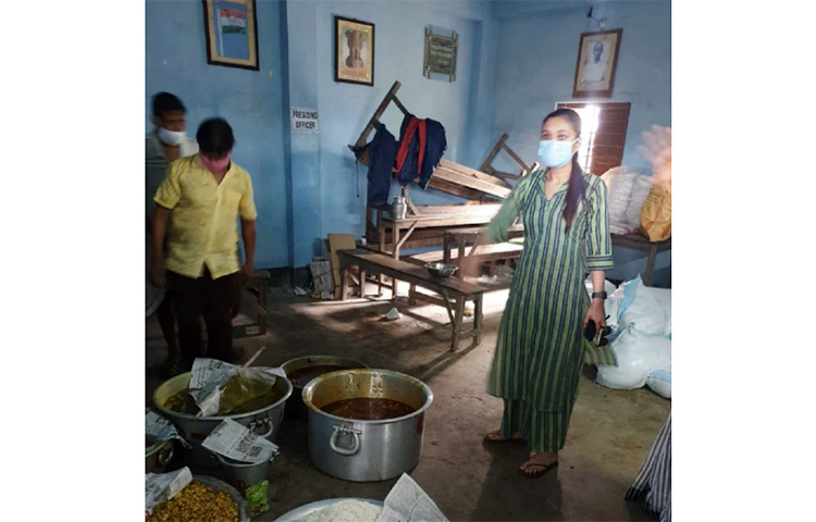 নিজের তদারকিতে রান্না করান। খাবার, পানি, চিকিৎসা সব কিছু ঠিক মতো হচ্ছে কিনা তা খতিয়ে দেখেন। ছবি: সংগৃহীত
