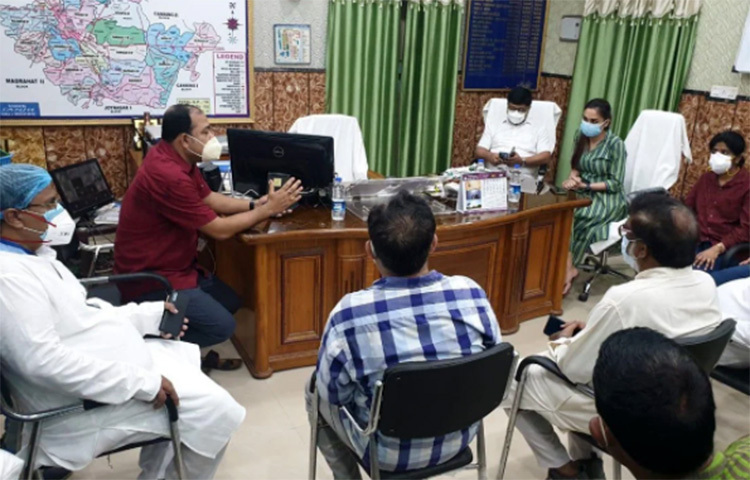 দক্ষিণ ২৪ পরগোনার একাধিক এলাকার মানুষের পাশে থাকলেন সাংসদ মিমি। তার এই কাজের প্রশংসা করেছেন অনেকেই। ছবি: সংগৃহীত