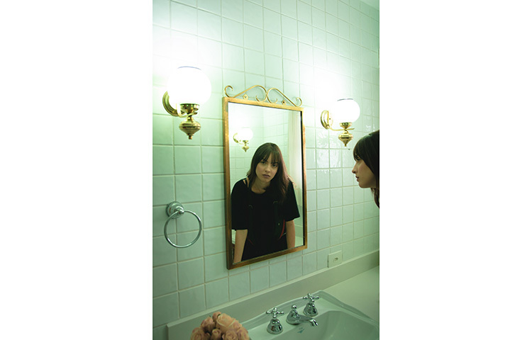 তুলার বলে লাগিয়ে নিন ফেস টনিক। তারপর মুখের আয়নায় বুলিয়ে নিন ওই তুলার খণ্ড। এরপর আবার শুকনো কাপড় দিয়ে মুছে নিন আয়না। ছবি: সংগৃহীত