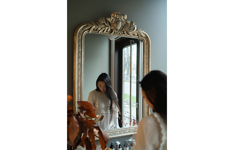 পরিষ্কার কাপড়ে টুথপেস্ট লাগিয়ে নিন। তারপর আয়নার কাচে ভালো করে টুথপেস্টের প্রলেপ বুলিয়ে দিন। কিছুক্ষণ সেই আস্তরণ রেখে দিন। আধঘণ্টা পর ভিজা কাপড় দিয়ে মুছে ফেলুন। তারপর আবার মুছুন শুকনো কাপড়ে। ছবি: সংগৃহীত