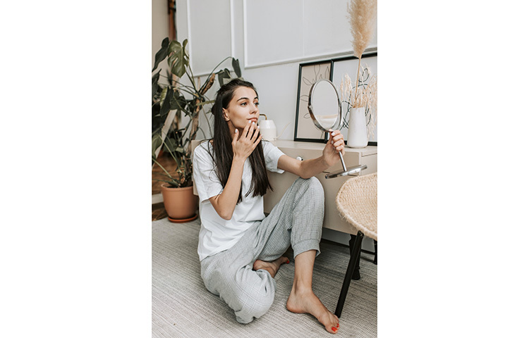 বাসনের মতো আয়নার কাচ পরিষ্কার করতেও লেবু খুব কার্যকর। একটা পাত্রে বেশ কিছুটা লেবুর রস নিয়ে নিন। তাতে সুতির কাপড় ডুবিয়ে আয়না মুছে ফেলুন। কিছুক্ষণ পর শুকনো কাপড় দিয়ে আবার মুছে নিন। ছবি: সংগৃহীত