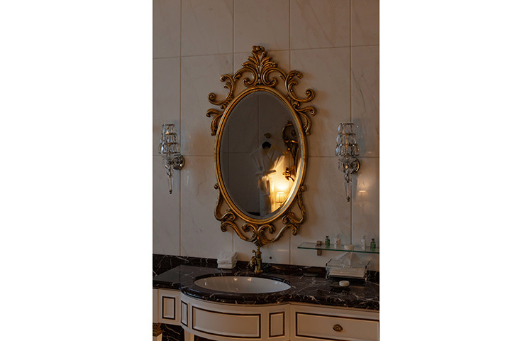 পানি এবং ক্লোরিনের মিশ্রণ তৈরি করুন। সেই মিশ্রণ আয়নার কাচে মাখিয়ে রাখুন। প্রায় ৪৫ মিনিট সময় লাগবে প্রলেপ শুকিয়ে যেতে। তারপর আবার পানি এবং শুকনো কাপড় দিয়ে মুছে নিন। ছবি: সংগৃহীত