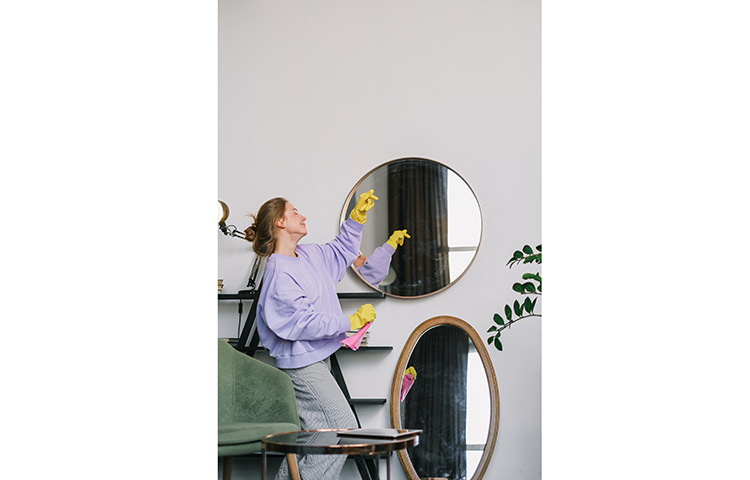 গরম পানিতে মিশিয়ে নিন ভিনেগার। মেশাতে হবে ২:১ অনুপাতে। পরিষ্কার কাপড়ে সেই মিশ্রণ লাগিয়ে আয়না মুছে নিন। দেখবেন নিমিষেই ঝকঝক করছে। ছবি: সংগৃহীত