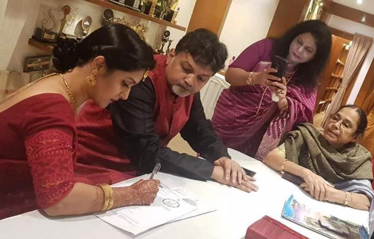 ঘরোয়াভাবে সৃজিত-মিথিলার বিয়ে সম্পন্ন হয়। দুই পরিবারের আত্মীয়-স্বজন ছাড়া আর তেমন কেউ ছিল না সেখানে।