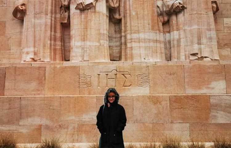 শীতের পোশাকে মিথিলা।