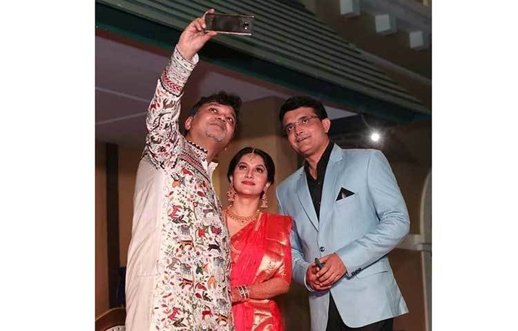 বিখ্যাত ক্রিকেট ব্যক্তিত্ব সৌরভ গাঙ্গুলির সাথে সেলফি তুলছেন মিথিলা-সৃজিত।