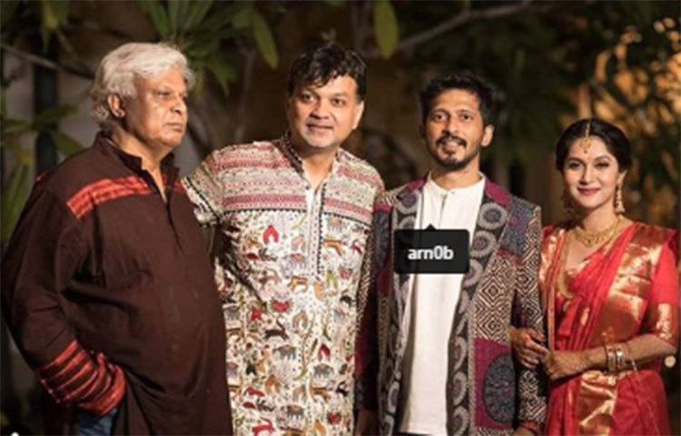 বিয়ের ছবি ভক্তদের জন্য প্রকাশ করলেন মিথিলা।