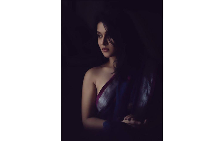 মিথিলা এই ছবি প্রকাশ করে ক্যাপশন লিখেছেন, ‘সব পাখি ঘরে আসে- সব নদী- ফুরায় এ-জীবনের সব লেনদেন; থাকে শুধু অন্ধকার, মুখোমুখি বসিবার বনলতা সেন।-জীবনানন্দ দাশ’। ছবি: ফেসবুক