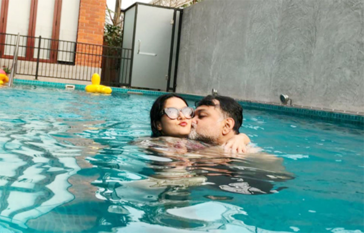 সুইমিং পুলে স্বামীর সঙ্গে মিথিলার জলকেলির অন্তরঙ্গ ছবি নিয়ে সামাজিক যোগাযোগ মাধ্যমে আলোচনা-সমালোচনা হচ্ছে। ছবি: সংগৃহীত