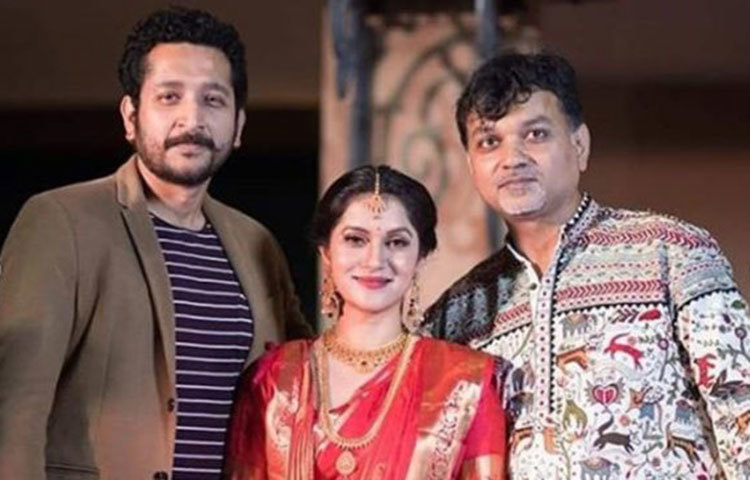 প্রিয়জনের সাথে মিথিলা-সৃজিত।