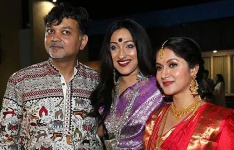 অনুষ্ঠানের এক মুহূর্তে ক্যামেরাবন্দি হন ঋতুপর্ণা।