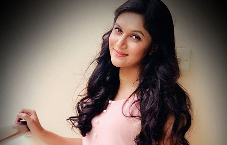 মিথিলা জানিয়েছেন, অনেক আগে কমন বন্ধুবান্ধবের মাধ্যমে সৃজিতের সঙ্গে তার আলাপ। ব্যক্তিগত সম্পর্ক তারা বরাবর আড়ালেই রাখতে চেয়েছেন।