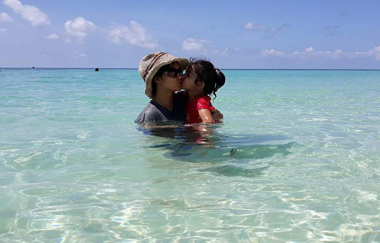 মেয়েকে নিয়ে সমুদ্র স্নানে মিথিলা।