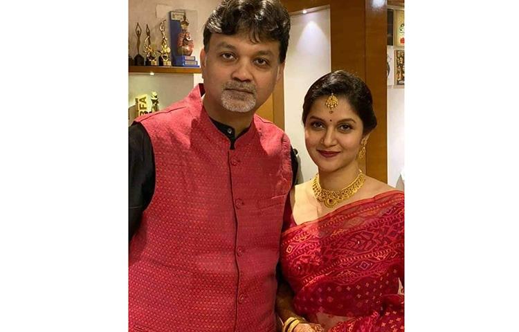 বিয়ের আনুষ্ঠানিকতা সম্পন্ন হওয়ার পর প্রকাশ্যে এসেছে তাদের বিয়ের ছবি। এখানে বিয়ের পোশাকে দেখা যাচ্ছে সৃজিত ও মিথিলাকে। লাল জামদানি শাড়িতে বউ সেজেছেন মিথিলা। সৃজিত পরেছেন কালো পাজামা ও পাঞ্জাবি, তার ওপর লাল জহরকোট।