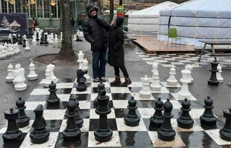 সৃজিত মিথিলার খুনসুটি। রাস্তায় সাজানো রয়েছে দাবার গুটি। পেছনে আবার ছোট ছোট তাঁবু। রাস্তাঘাট ভিজে। এক পশলা বৃষ্টি কি তাহলে হয়ে গেছে খানিক আগেই? একে অপরের দিকে চেয়ে দাঁড়িয়ে রয়েছেন দুজনে। ভালোবাসায় বুঁদ হয়ে রয়েছেন দুজনে।