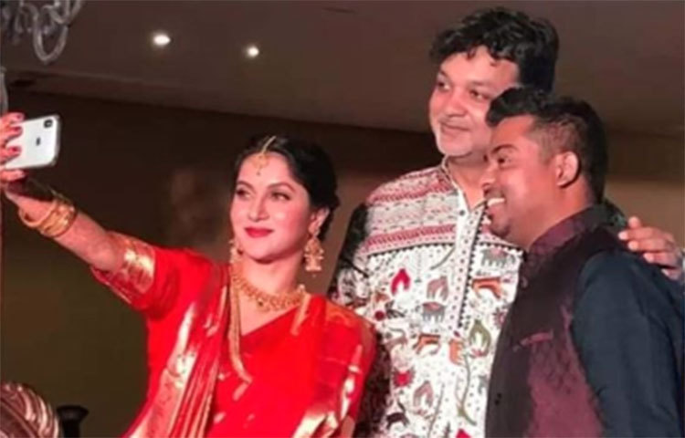 সৃজিতের রিসেপশনে ছিল চাঁদেরহাট। টালিউডের প্রথম সারির তারকাদের দেখা গিয়েছিল অনুষ্ঠানে।