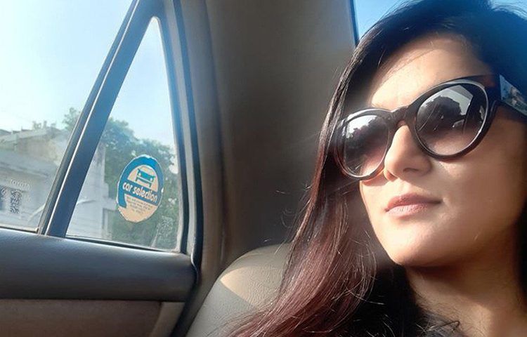 পড়াশোনার পাশাপাশি তিনি কত্থক, মণিপুরী এবং ভরতনাট্যমের প্রশিক্ষণ নিয়েছেন। নজরুলগীতির সুগায়িকা মিথিলার অন্য শখ হল ছবি আঁকা এবং অভিনয়। শিশুশিল্পী হিসেবে অভিনয়ও করেছেন পিপলস থিয়েটার গ্রুপে।